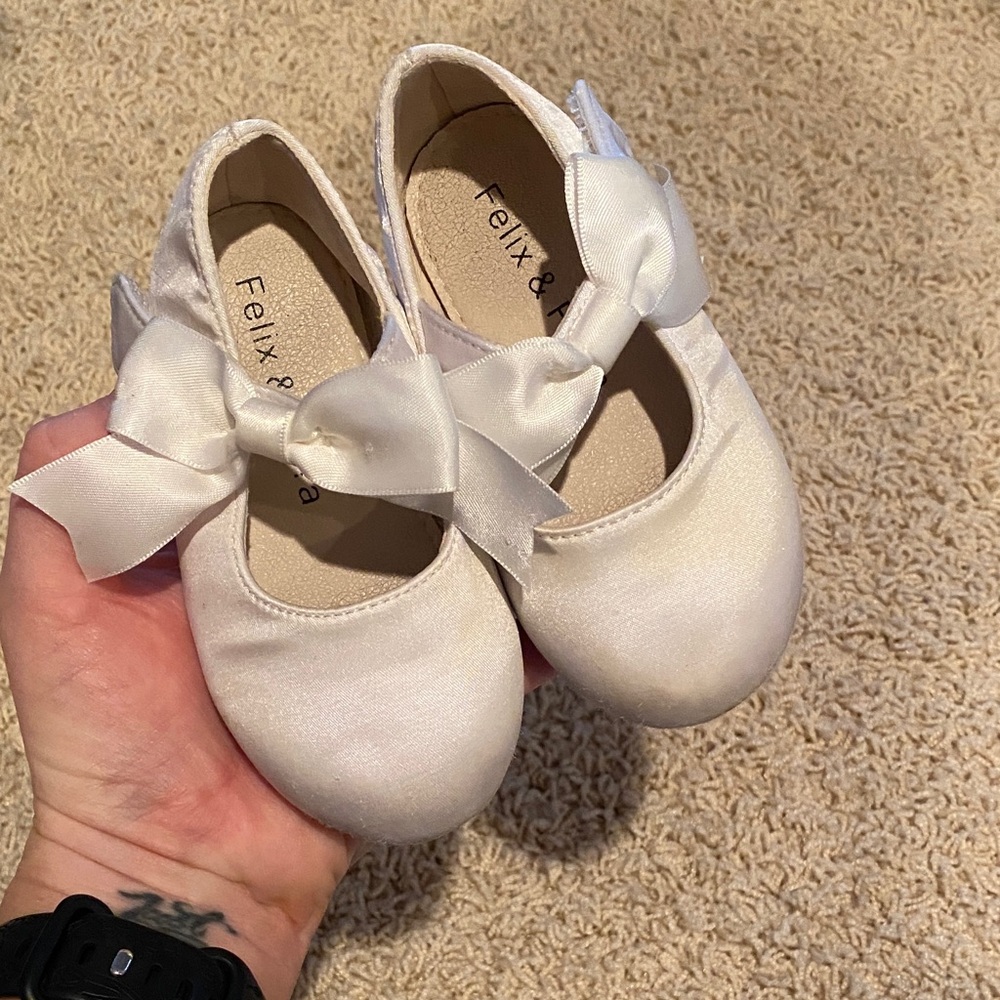 Felix & Flora Cream Kids Dress Shoes with Bow